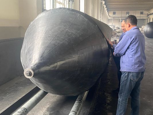 Подъем якоря морского судна и стыковка судна запуск подушки безопасности